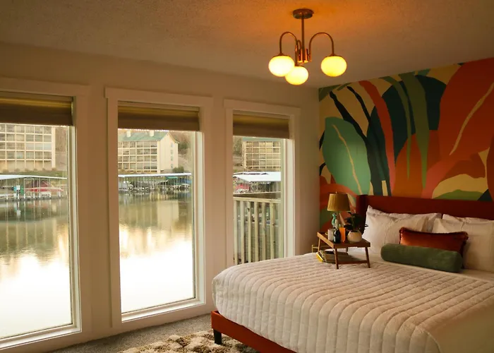 Daylight Cove Lakefront Condo, Pool, Hot Tub!