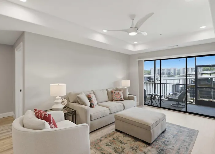 Newly Renovated- Lakefront - Pool - Elevator